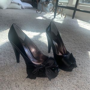 Black heels with bow